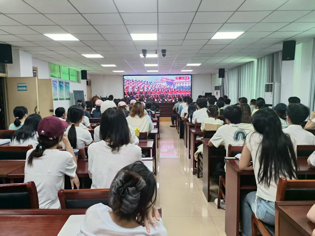 tyc7111cc太阳成集团组织师生集中观看中国人民抗日战争暨世界反法西斯战争胜利80周年阅兵式